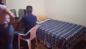 Macocha Przerywa Nasz Czas Na Komputerze, A Ja W Tajemnicy Uprawiam Seks Ze Swoją Przyrodnią Siostrą: Ryzykowne Spotkanie.