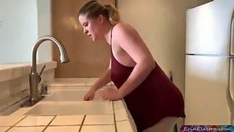 Pertemuan Intim Ibu Tiri Dan Anak Tiri Di Dapur.
