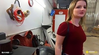 O Blondă Disperată Primește O Plimbare De La Un Mecanic Pentru Bani