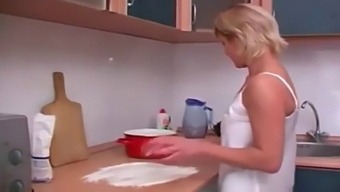 Зрела Рускиња И Њен Партнер Упуштају Се У Врући Секс.