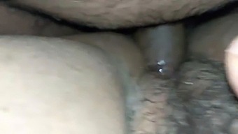 Sở Thích Chân: Một Người Đàn Ông Đụ Vợ Mình Với Đôi Chân Mũm Mĩm Và Cái Lồn Lông Lá