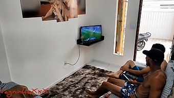 Een Parodievideo Met Een Vrouw Die Geniet Van Anale Seks En Meerdere Partners, Met Één Klik Die Leidt Tot Een Bevredigende Conclusie En Veel Pik In Haar Kont Totdat Ze Een Orgasme Bereikt En Klaarkomt