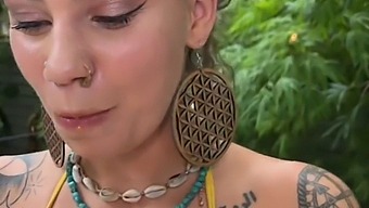 Indica Flower Nagy Mellei És Nagy Segge Egy Forró Kád Cumshot Jelenetben