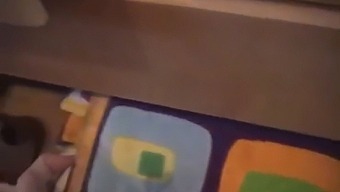 Telecamera Nascosta Cattura Una Ragazza Adolescente Che Fa Piacere Orale Al Suo Tutor