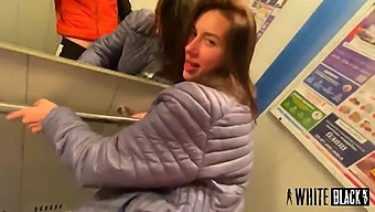 欲情した隣人に意外にも捕まり、エレベーターの中で誘惑され、情熱的な出会いに導かれました。