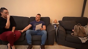O Femeie Voluptuoasă Cu Fese Mari Își Asigură Un Loc De Muncă După O Întâlnire Neașteptată În Timpul Interviului De Angajare
