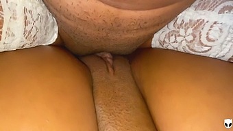 Tiga Orang Yang Sensual Dengan Dua Wanita Menawan Di Hari Valentine.