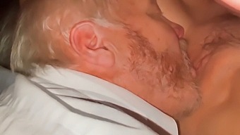 Agness Nyder En Trekant Med Et Bi-Par, Der Tilfredsstiller Alle Involverede