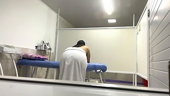 Pasien Yang Kelebihan Berat Badan Dibius Dan Direkam Di Kantor Medis