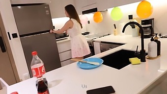 Mẹ Của Bạn Tôi Ăn Mừng Sinh Nhật Con Trai Và Chúng Tôi Làm Tình Trong Bếp.